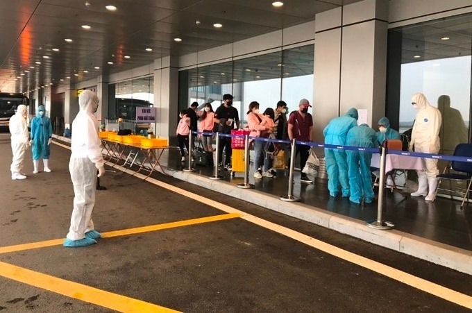 Hành khách đến Việt Nam trên chuyến bay quốc tế làm thủ tục hàng không và kiểm tra y tế tại sân bay Vân Đồn, tháng 3/2020. Ảnh: Bình Minh