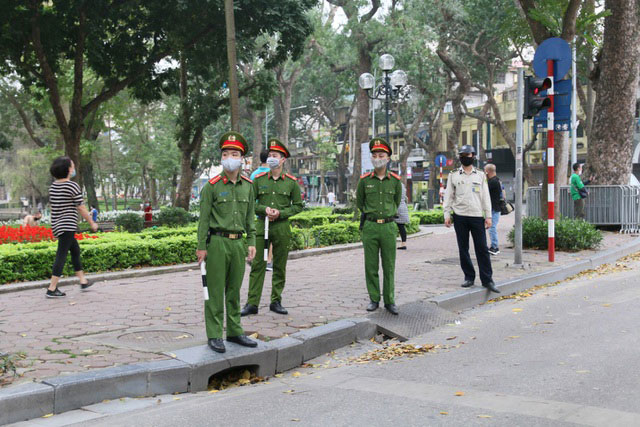 Lực lượng chức năng làm việc trên đường Hà Nội