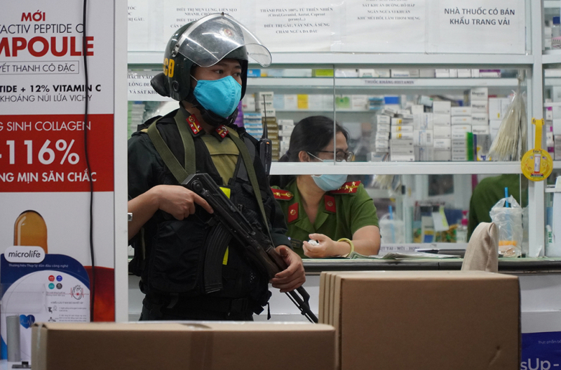 Cảnh sát cơ động tại quầy thuốc trên đường Phan Đình Phùng, TP Biên Hòa. Ảnh: Phước Tuấn