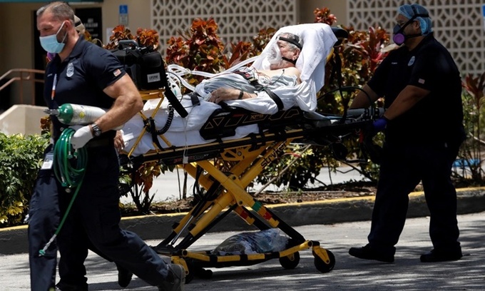 Nhân viên y tế di chuyển một bệnh nhân nhiễm Covid-19 ở Florida, Mỹ, hồi tháng 7. Ảnh: Reuters.