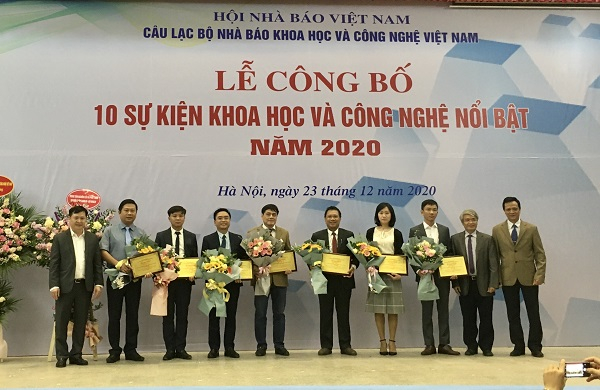 Đại diện Bộ KH&CN và Viện Hàn lâm KH&CN Việt Nam trao chứng nhận cho đại diện các tổ chức, cá nhân nhà khoa học của 10 sự kiện KH&CN nổi bật năm 2020. Ảnh: VGP/Hoàng Giang