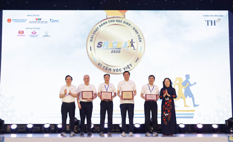 Bộ trưởng Phùng Xuân Nhạ và Thứ trưởng Ngô Thị Minh trao kỷ niệm chương cho nhà tài trợ chính Tập đoàn TH và các đơn vị phối hợp thực hiện S-Race 2020 tại địa phương.