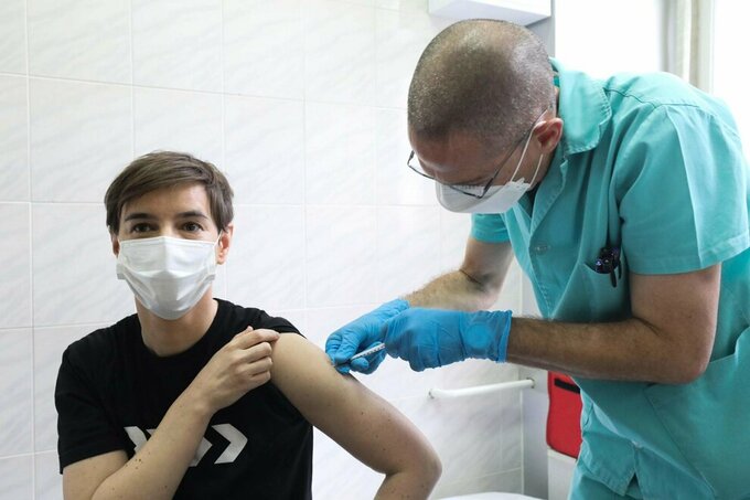 Thủ tướng Serbia Ana Brnabic tiêm vaccine Covid-19 tại Belgrade ngày 24/12. Ảnh: AFP.