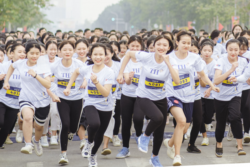 Với thông điệp “Vì tầm vóc Việt”, giải chạy S-Race 2020 thu hút sự tham gia của hơn 3.500 học sinh THCS, THPT và sinh viên Đại học tại Nghệ An, trong đó có hơn 1600 nữ sinh, chiếm tỉ lệ 45,9%.