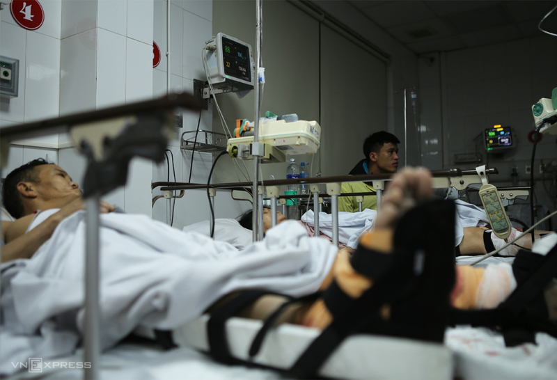 Các nạn nhân cấp cứu tại bệnh viện. Ảnh: Nguyễn Hải