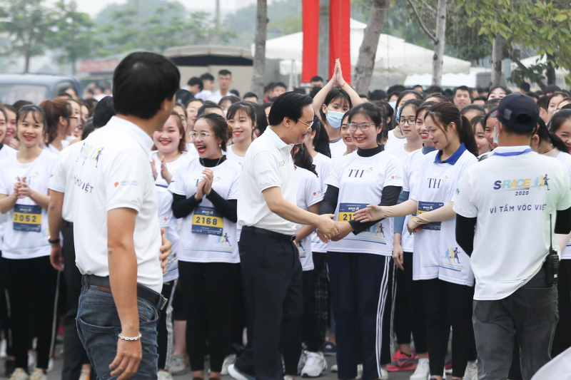 Bộ trưởng Bộ Giáo dục và Đào tạo Phùng Xuân Nhạ bắt tay chúc các em học sinh thi đấu đạt thành tích cao tại giải chạy S-Race 2020.