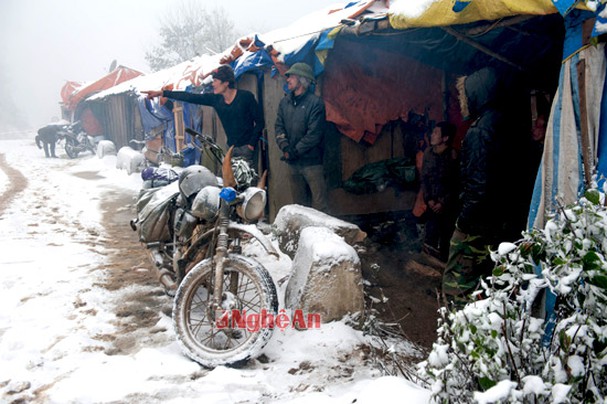 Những công nhân làm tuyến đường tuần tra biên giới khu vực xã Na Ngoi (Kỳ Sơn) buộc phải nghỉ vì không thể thi công trong điều kiện tuyết rơi.