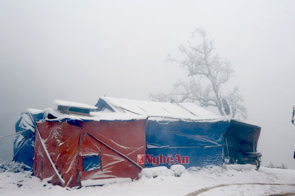 Những lán trại của công nhân trên đường tuần tra biên giới bị bao phủ bởi băng tuyết.