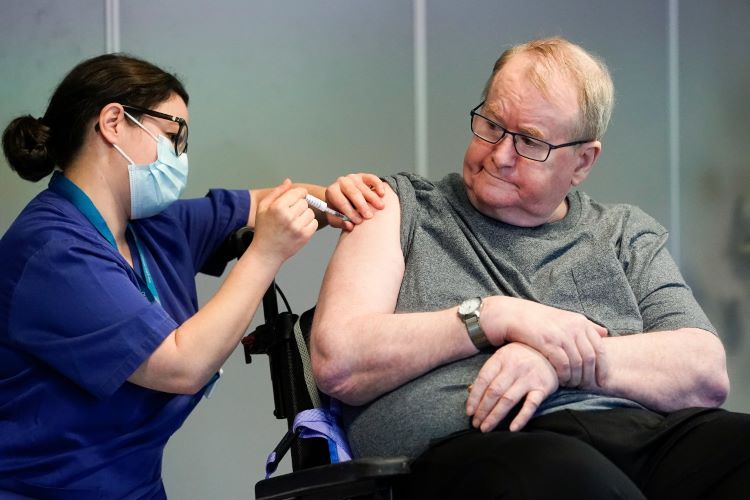  Ông Svein Andersen (67 tuổi), sống tại viện dưỡng lão Ellingsrudhjemmet, đã trở thành người Na Uy đầu tiên thực hiện tiêm vaccine. Ảnh: AFP