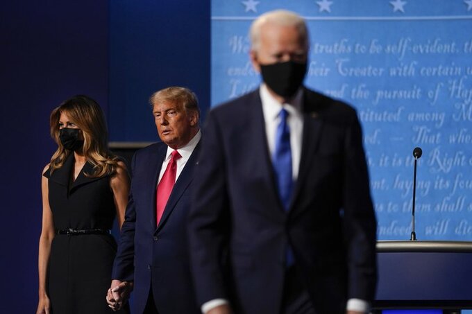 Tổng thống Trump và phu nhân Melania đứng trên sân khấu khi đối thủ Joe Biden rời khỏi cuộc tranh luận cuối cùng tại đại học Belmont ở Nashville, Tennessee, ngày 22/10/2020. Ảnh: AP.