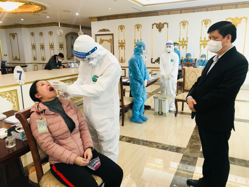 Bộ trưởng Bộ Y tế Nguyễn Thanh Long kiểm tra việc lấy mẫu xét nghiệm cho người phục vụ Đại hội tại một điểm đại biểu dự Đại hội lưu trú Ảnh: Thái Bình