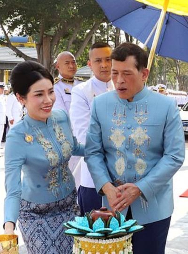  Cặp vợ chồng hoàng gia tại nghi lễ Phật giáo.