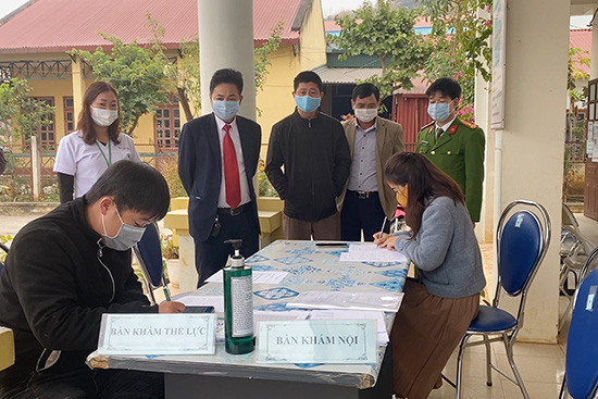  Đoàn kiểm tra việc hướng dẫn nhân dân khai báo y tế tại Trạm Y tế ở Sơn La. Ảnh: Trần Dương