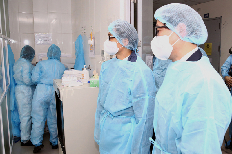 Phó thủ tướng Vũ Đức Đam (thứ hai từ phải), kiểm tra một phòng xét nghiệm Covid-19 ở CDC Hà Nội, chiều 1/2. Ảnh: Đình Nam
