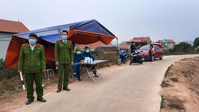  Hình ảnh lực lượng chức năng làm nhiệm vụ ở chốt kiểm dịch tại xã Cẩm Lý, huyện Lục Nam (Ảnh: Báo Bắc Giang).