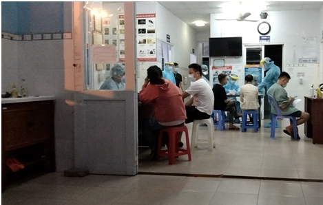 Ảnh: Triển khai lấy mẫu xét nghiệm giám sát đợt 2 đối với nhân viên làm việc tại sân bay Tân Sơn Nhất (nguồn TTYT Quận Bình Thạnh)