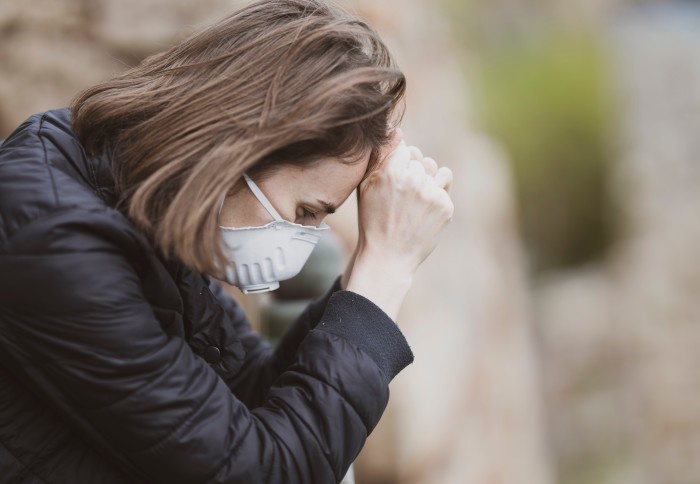 Đau đầu, chán ăn, đau cơ, ớn lạnh là những triệu chứng ghi nhận trên nhiều bệnh nhân Covid-19 tại Anh. Ảnh: Freepik.