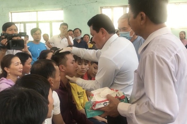  Ông Võ Hoàng Yên khám, chữa bệnh cho người dân huyện Bình Sơn vào tháng 7/2020.