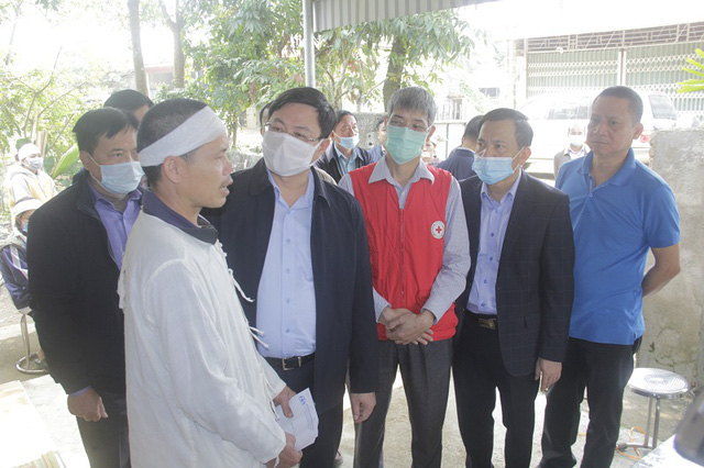  Phó Chủ tịch UBND tỉnh Thanh Hóa Mai Xuân Liêm thăm hỏi động viên gia đình nạn nhân Phạm Thị Bích ở bản Cảy, xã Trí Nang.