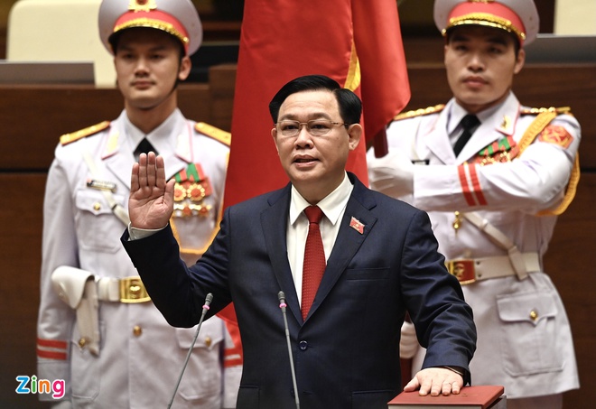 Tân Chủ tịch Quốc hội Vương Đình Huệ tuyên thệ trung thành với Tổ quốc, nhân dân. Ảnh: Zing News