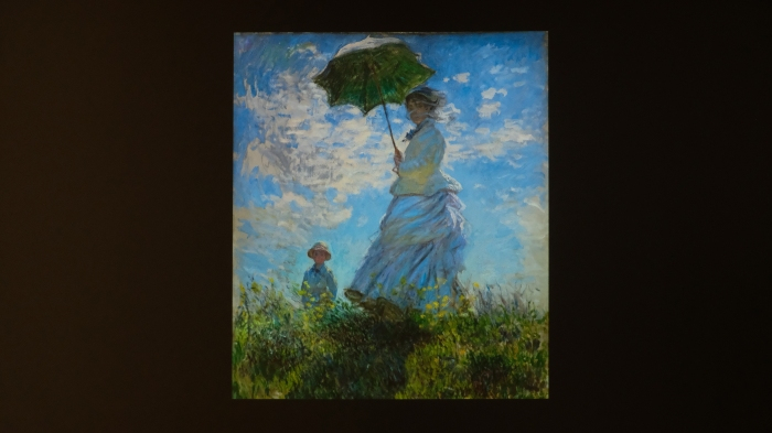 Hình ảnh tác phẩm “Woman with a Parasol / Người phụ nữ với chiếc ô” (1875) của Claude Monet (Ảnh: Hanoi Grapevine)