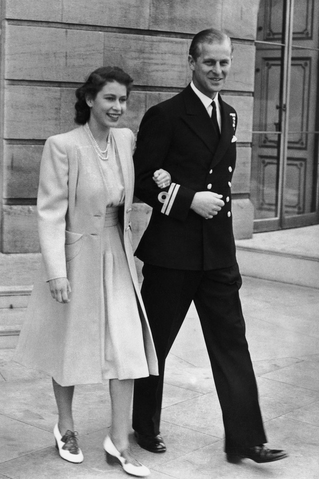  1947: Cặp đôi chụp hình sau khi chính thức tuyên bố đính hôn tại cung điện Buckingham, London, Anh. Họ quen nhau tại một hôn lễ của giới quý tộc. Vài năm sau, họ bắt đầu mối quan hệ tình cảm.