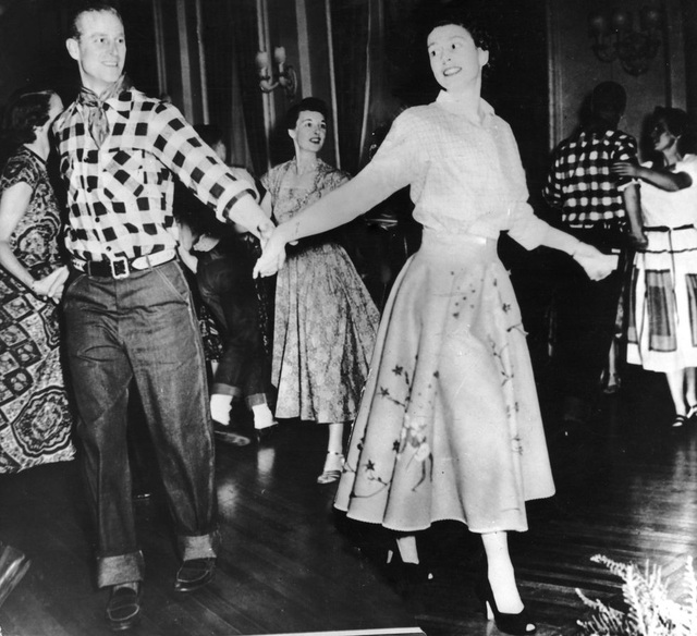  1951: Cặp đôi khiêu vũ trong một sự kiện được tổ chức trong chuyến thăm Canada.