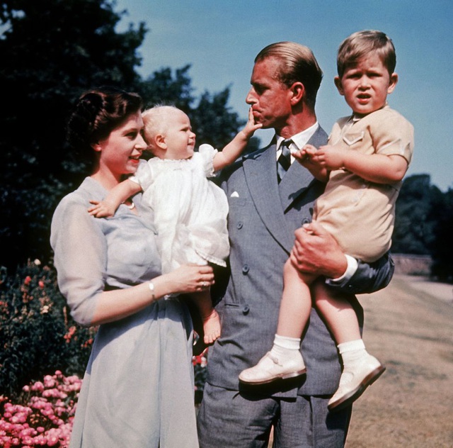  1951: Đây là bức ảnh màu đầu tiên của Nữ hoàng Elizabeth II và Hoàng thân Philip bên hai con là công chúa Anne và Thái tử Charles.