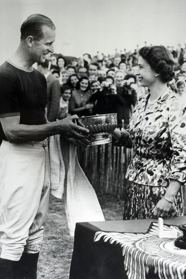  1957: Nữ hoàng Elizabeth II chúc mừng Hoàng thân Philip sau một trận polo.