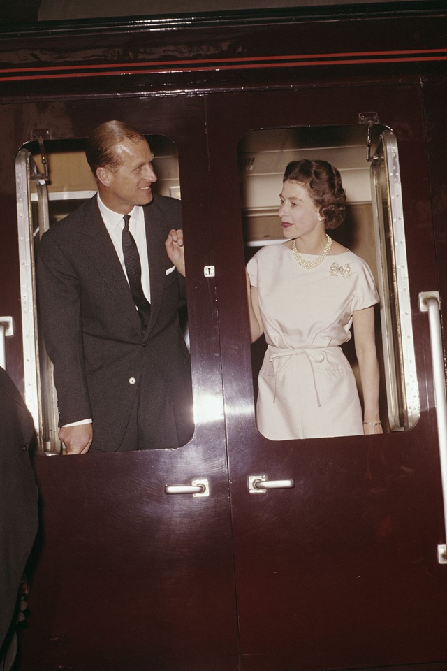  1961: Hai người có mặt trên một chuyến tàu khởi hành từ Manchester.