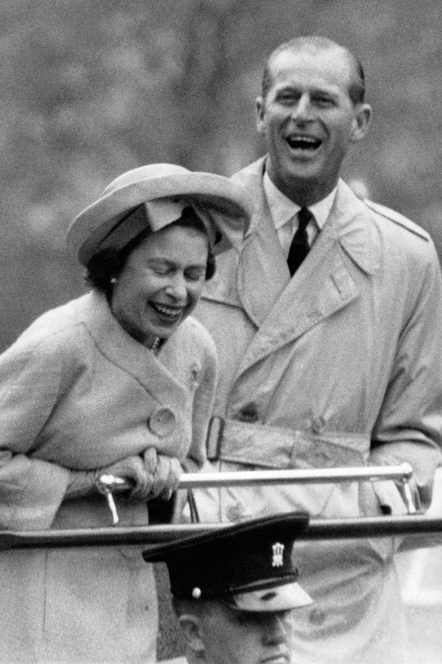  1963: Cặp đôi bật cười khi xem biểu diễn xiếc tại Wales.