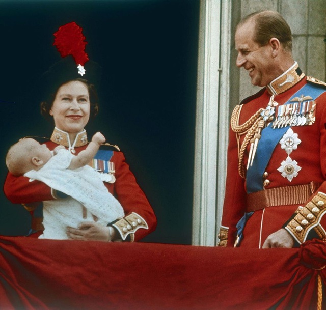  1964: Nữ hoàng Elizabeth II bế con trai mới sinh - Hoàng tử Edward xuất hiện trên ban công cung điện Buckingham.