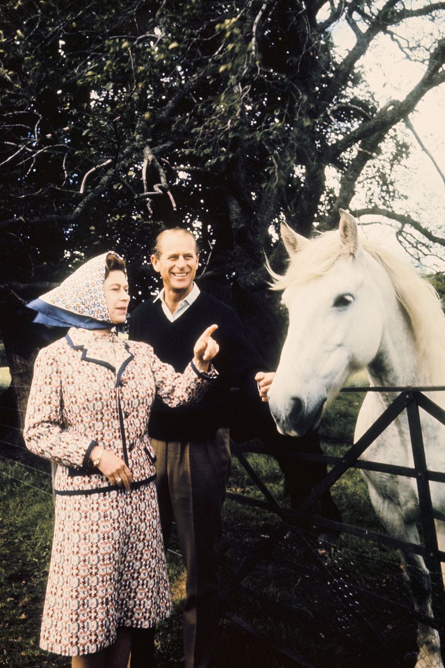  1970: Cặp đôi ghé thăm chuồng ngựa trong một biệt thự thuộc quyền sở hữu của Hoàng gia Anh.