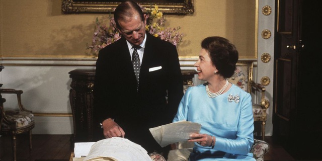  1972: Nữ hoàng Elizabeth II và Hoàng thân Philip cùng xem các thư từ gửi tới cho họ.