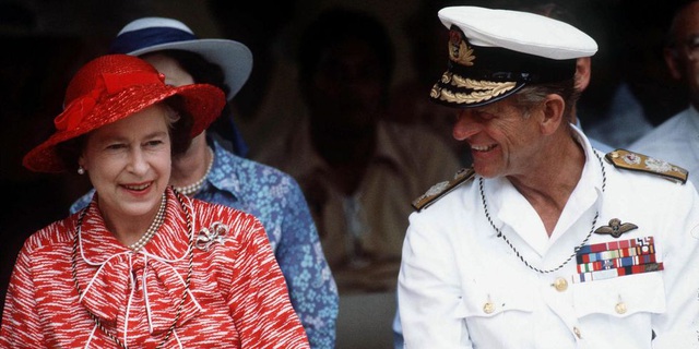  1982: Nữ hoàng Elizabeth II và Hoàng thân Philip trong chuyến công du tới Kiribati.
