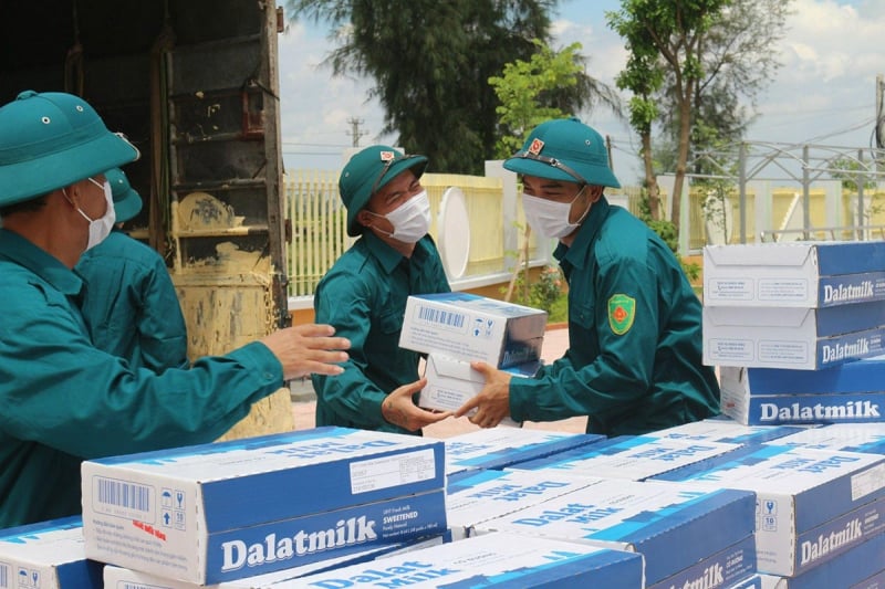Vận chuyển sữa DalatMilk (một sản phẩm của Tập đoàn TH) tặng người dân vùng cách ly dịch Covid-19 tại Bắc Ninh