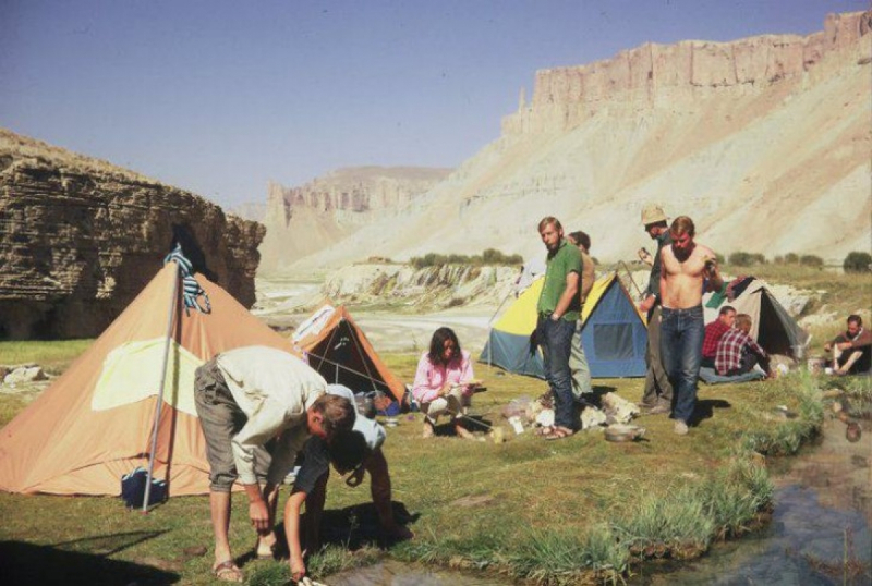 Các du khách nước ngoài tại một điểm cắm trại ở Vườn Quốc gia Band-e-Amir.
