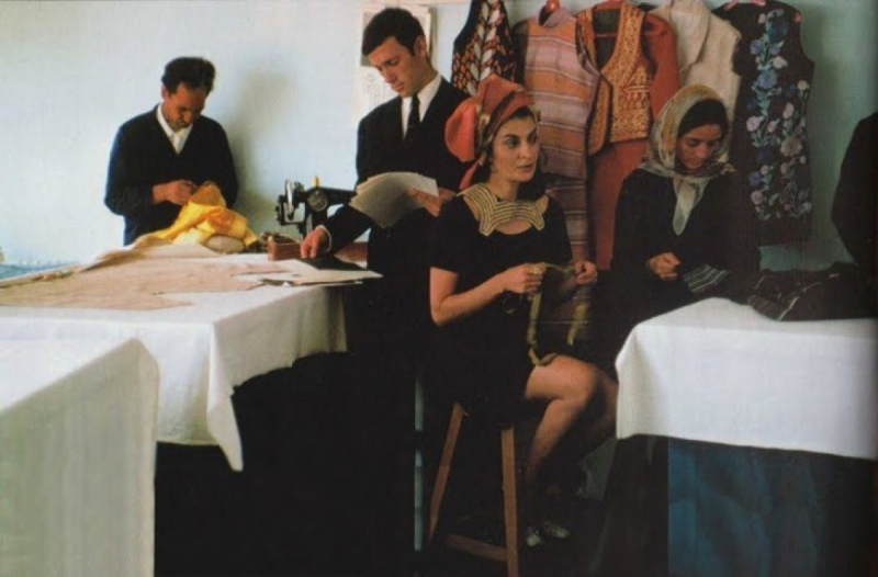 Nhà thiết kế Safia Tarzi tại một studio của ông ở Kabul năm 1969. Thời trang của Afghanistan từng có ảnh hưởng với thế giới vào cuối những năm 1960.