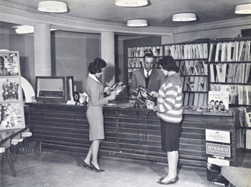 Một cửa hàng băng đĩa ở Kabul năm 1960.