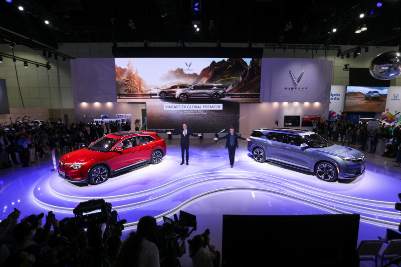 Hai mẫu xe điện VinFast trình diễn tại Los Angeles Auto Show 2021