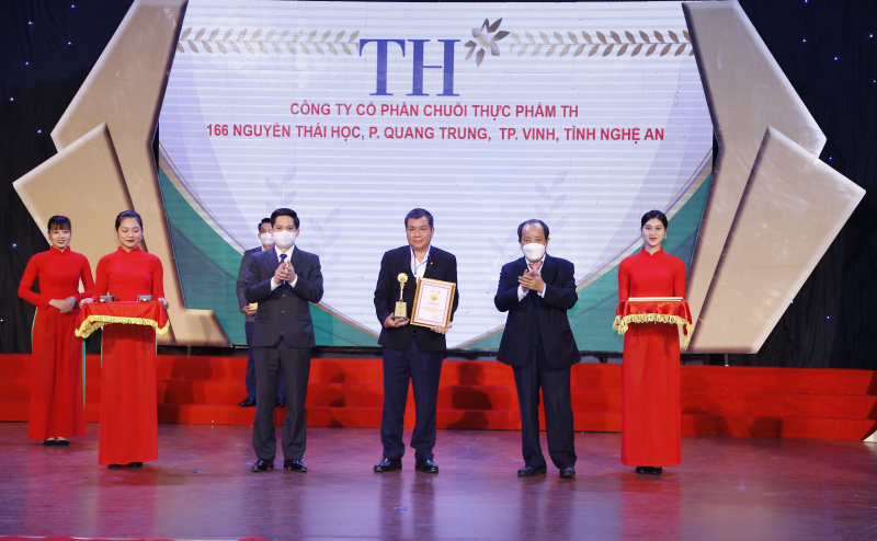 Đại diện TH nhận biểu trưng “Thương hiệu Vàng Nông nghiệp Việt Nam” cho các sản phẩm TH true MILK, TH true TEA và “Doanh nghiệp tiêu biểu vì sự nghiệp phát triển nông nghiệp, nông thôn bền vững năm 2021”.