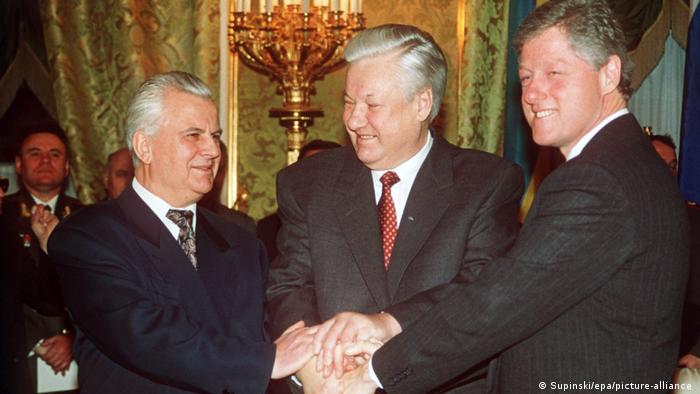  Năm 1994, Ukraine từ bỏ vũ khí hạt nhân. Đổi lại, Mỹ, Nga và Anh đã cam kết tôn trọng chủ quyền và biên giới của Ukraine. Ảnh: DW