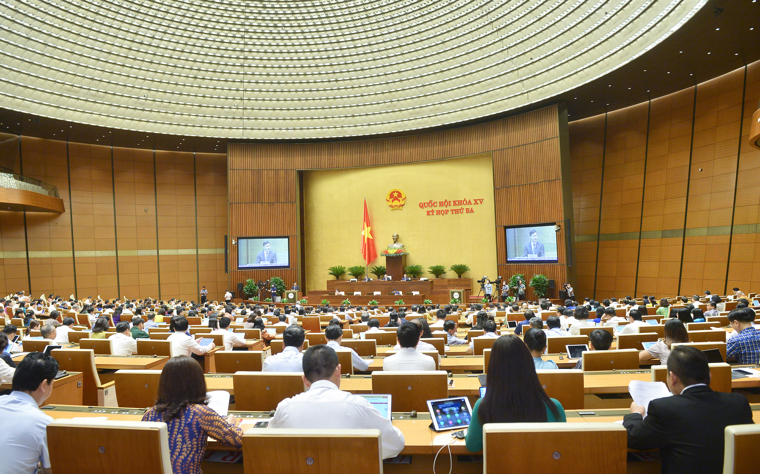  Toàn cảnh phiên họp của Quốc hội sáng 30/5, thảo luận về Luật Quy hoạch. (Ảnh: Quochoi.vn).