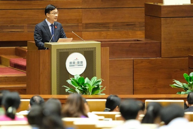  Chủ nhiệm Ủy ban Kinh tế của Quốc hội Vũ Hồng Thanh trình bày báo cáo trước Quốc hội. (Ảnh: Quochoi.vn).