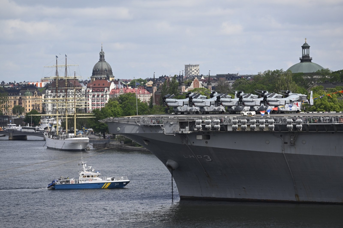  Tàu đổ bộ USS Kearsarge của Hải quân Mỹ tại Stockholm ngày 3/6. Ảnh: EPA