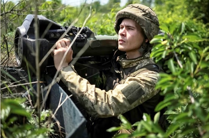  Một binh sĩ Ukraine ở khu vực giới tuyến gần Bakhmut, Donbass. Ảnh: Reuters