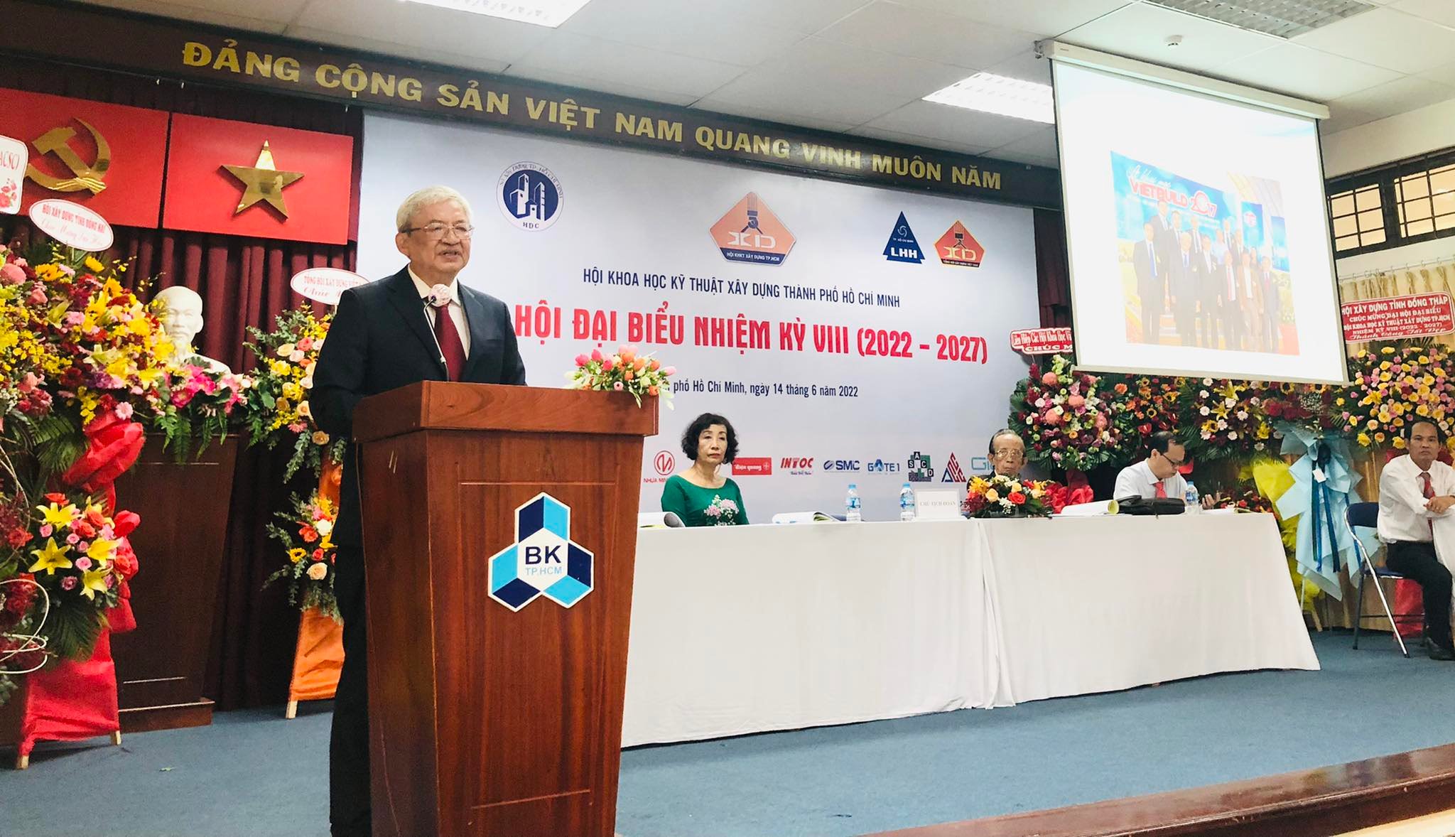 Ông Đặng Lê Dũng, Phó Chủ tịch Thường trực Hội lên báo cáo dự thảo Báo cáo kết quả hoạt động nhiệm kỳ VII (2015 – 2022) và Phương hướng hoạt động nhiệm kỳ VIII (2022 – 2027)