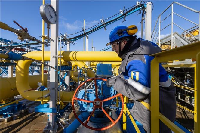  Công nhân vận hành đường ống dẫn dầu của Nga. Ảnh: Bloomberg/TTXVN