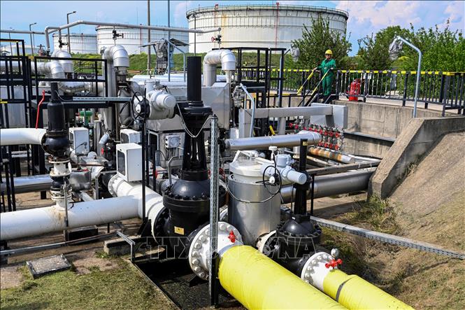 Hệ thống đường ống dẫn dầu Druzhba ở nhà máy lọc dầu Duna của công ty MOL, gần thị trấn Szazhalombatta, phía Nam thủ đô Budapest (Hungary) ngày 5/5/2022. Ảnh: AFP/TTXVN