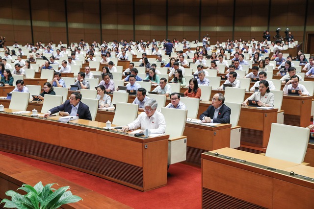  Các đại biểu Quốc hội biểu quyết thông qua Nghị quyết phê chuẩn quyết toán ngân sách nhà nước năm 2020 - Ảnh: VGP/L.S